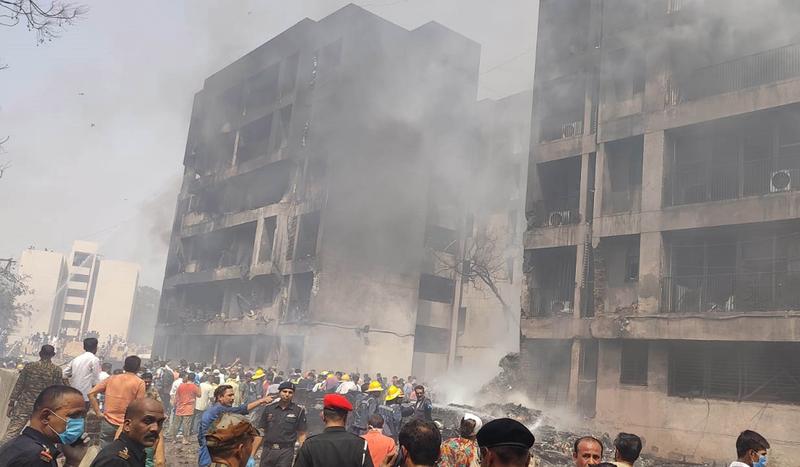 6月12日,在印度古吉拉特邦艾哈迈达巴德,人们聚集在一客机失事现场附近。新华社